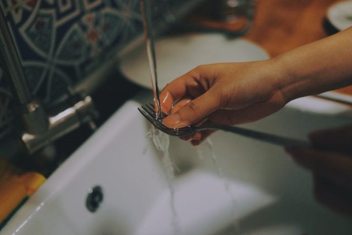 How to wash dishes fast? Tips and tricks you need to know.