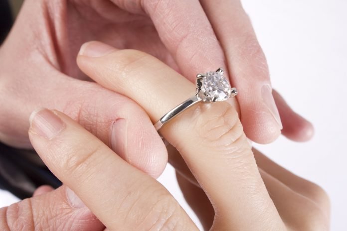 5 Buying Tips for Buying Silver Engagement Rings