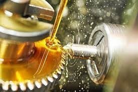 Characteristics of lubricants and refrigeration systems for industrial machinery