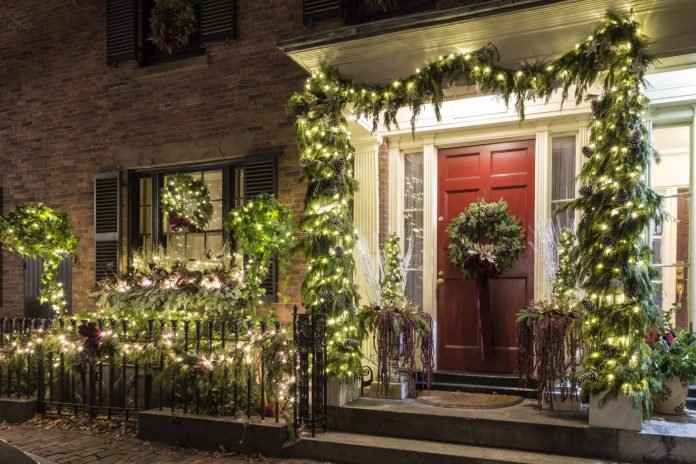 4 Easy Outdoor Christmas Decor Ideas That'll Impress the Neighborhood