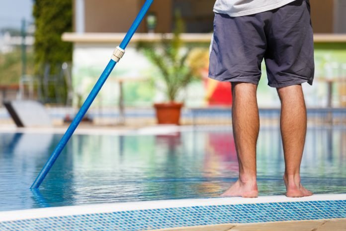 4 Reasons to Hire a Professional Pool Cleaning Service