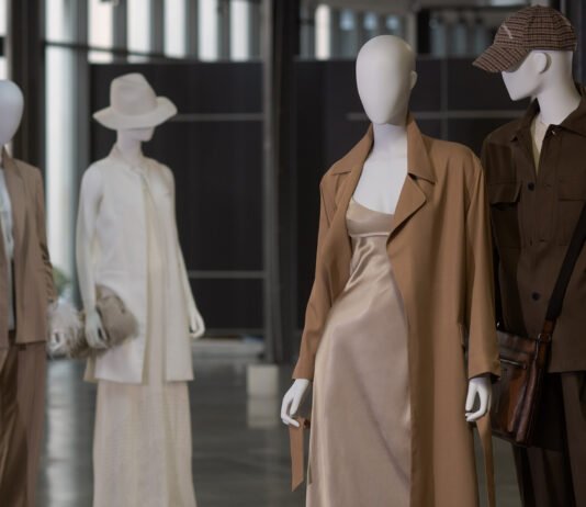 Display Mannequins – Applications in the Fashion Industry Display Mannequins - Applications in the Fashion Industry