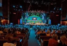 How To Navigate a Concert at the Grand Ole Opry Like a Pro