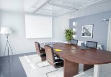 Embracing Technology in Modern Office Spaces: Essential Tech Tools and Gadgets to Streamline Workflow and Communication Modern Office Spaces