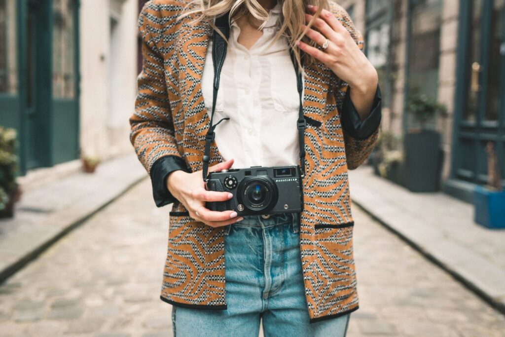 Are Hybrid Travel Lenses Making DSLR Kits Obsolete for Casual Photographers?