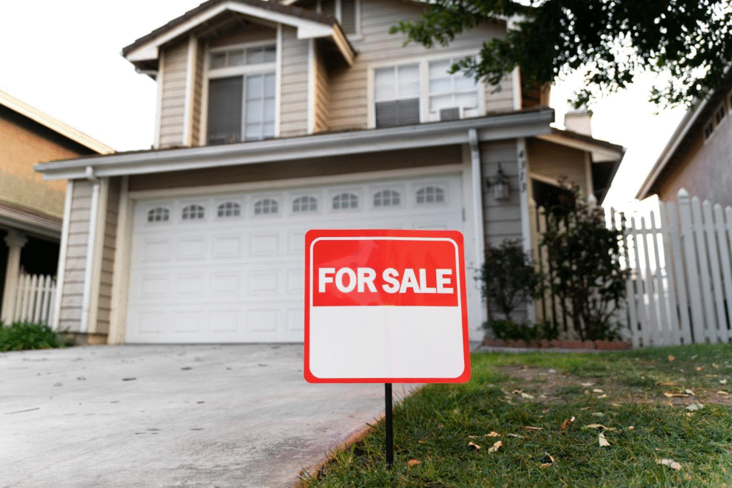 Should You Sell Before Buying Your Next Home? Pros and Cons